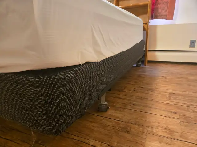 Free queen bed - Photo 3