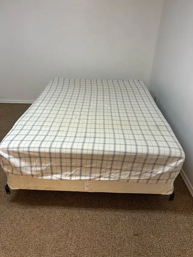 QUEEN SIZE BED