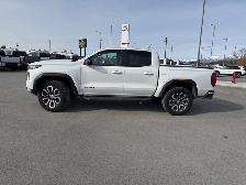 2024 GMC Canyon AT4 Crew Cab 4X4 pickup has just 28,394 km - Photo 2