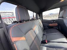 2024 GMC Canyon AT4 Crew Cab 4X4 pickup has just 28,394 km - Photo 12