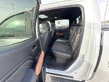 2024 GMC Canyon AT4 Crew Cab 4X4 pickup has just 28,394 km - Photo 13