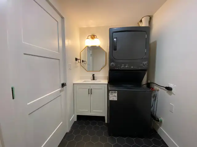 Downtown C'Town 3 BDRM, 1.5 Bath Beautifully Renovated Townhouse - Photo 7