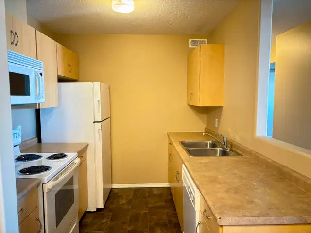 College Park 2 Bedroom - Photo 2