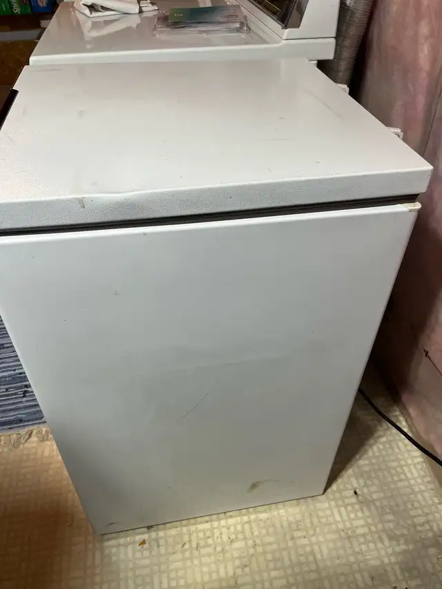 Apartment size freezer - Photo 3