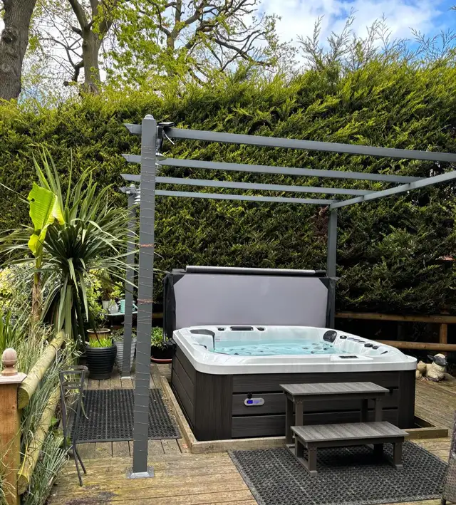 3 PUMP BENCH HOT TUB