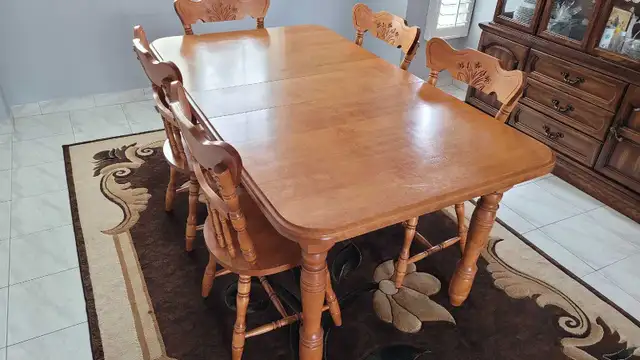 Dining/kitchen table and chairs
