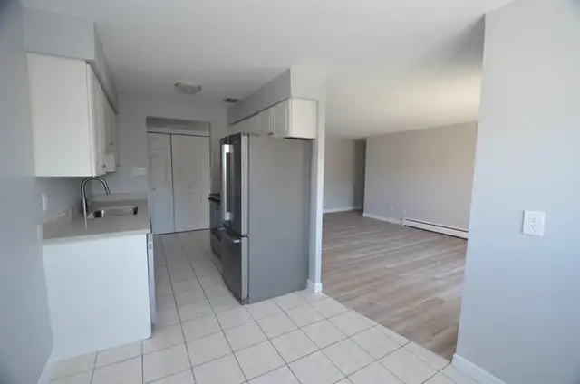 North End 2-Bdrm Quiet Building - Avail now or May - 567 Ontario - Photo 2