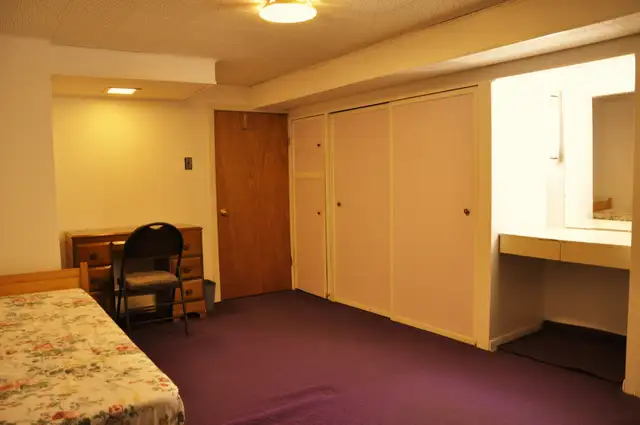 5min to Algonquin, 20min to DT. Large Private room, Female only - Photo 3
