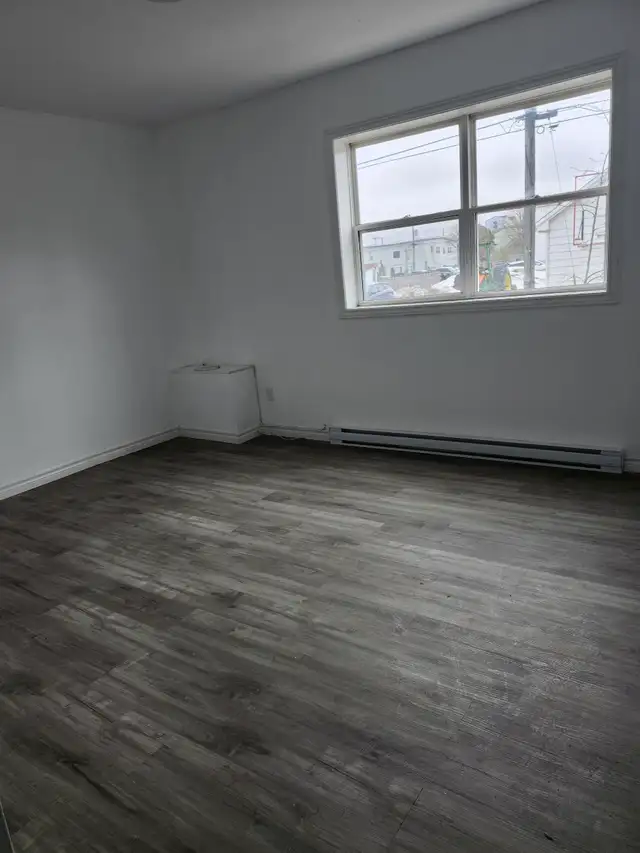 103 Winslow #1 - 3BR West, W/D, close to amenities - Photo 2