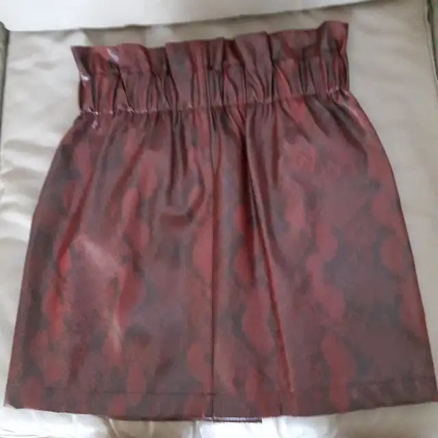 BELLE JUPE NEUVE ZAPA ROUGE NOIRE 19'HAUx22'TOUR TAILLE $15.00 - Photo 2