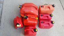 Several Jerry Cans for gas or other fuels - Photo 1