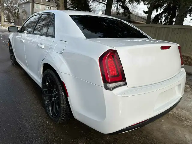 2018 Chrysler 300 3.6L V6 For Sale. - Photo 3