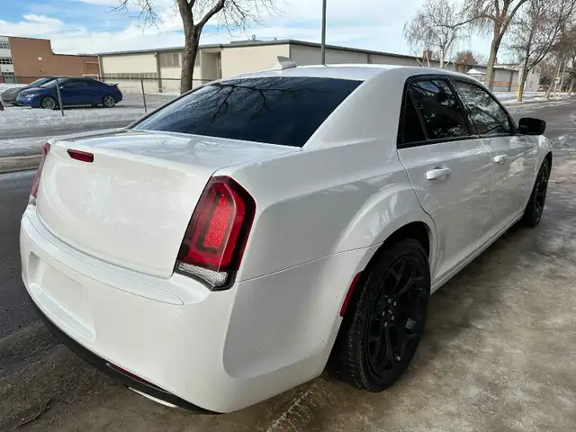 2018 Chrysler 300 3.6L V6 For Sale. - Photo 6
