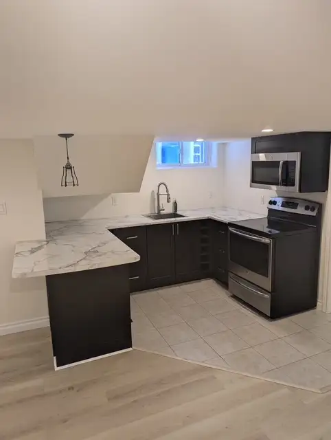 1 Bedroom Apartment in Charming Downtown Home - Photo 3