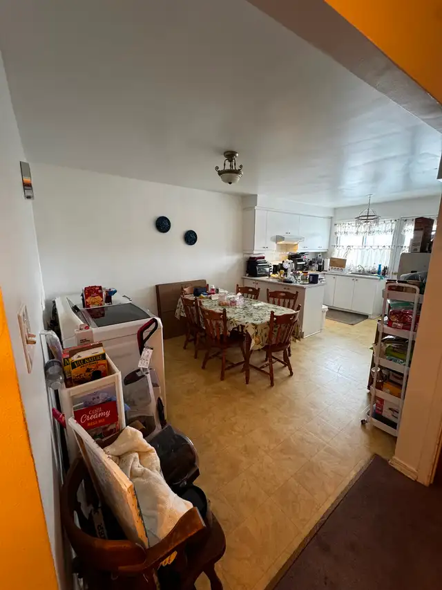 Spacious Upper-Level Appartment in peaceful neighborhood - Photo 5