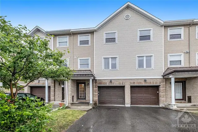 Primary bedroom in a townhouse for rent in Barrhaven - Shared