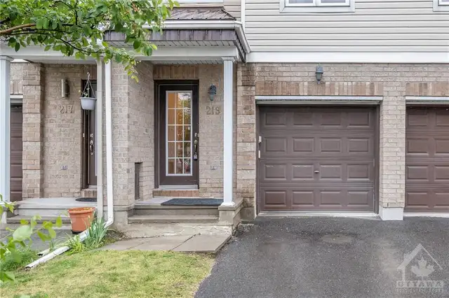 Primary bedroom in a townhouse for rent in Barrhaven - Shared - Photo 2