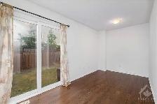 Primary bedroom in a townhouse for rent in Barrhaven - Shared - Photo 3