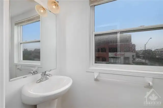 Primary bedroom in a townhouse for rent in Barrhaven - Shared - Photo 8