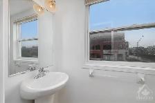 Primary bedroom in a townhouse for rent in Barrhaven - Shared - Photo 8