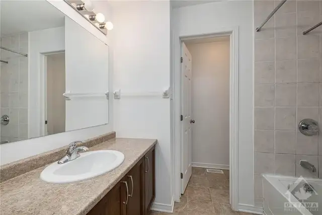 Primary bedroom in a townhouse for rent in Barrhaven - Shared - Photo 10