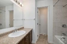 Primary bedroom in a townhouse for rent in Barrhaven - Shared - Photo 10