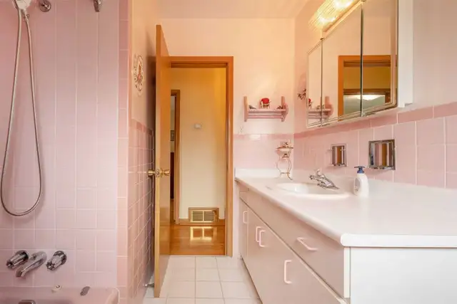 MAIN UPPER LEVEL ROOMS FOR RENT WESTWOOD MALL MALTON MISSISSAUGA - Photo 4