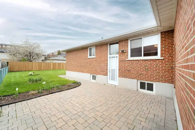MAIN UPPER LEVEL ROOMS FOR RENT WESTWOOD MALL MALTON MISSISSAUGA - Photo 9