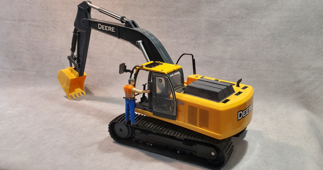 JOHN DEERE model EXCAVTOR - 12 BUCKS!