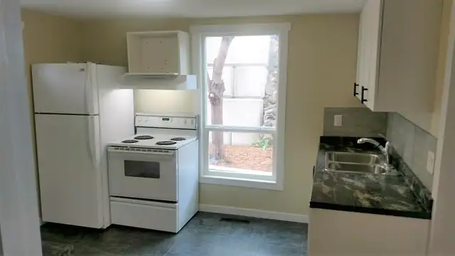 2 bdr main floor with large yard - 2 blocks from downtown - Photo 5