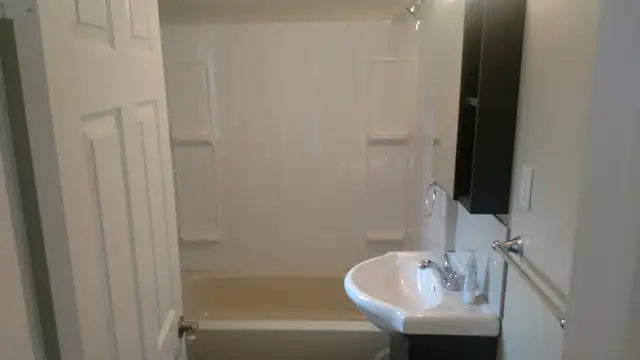 2 bdr main floor with large yard - 2 blocks from downtown - Photo 7