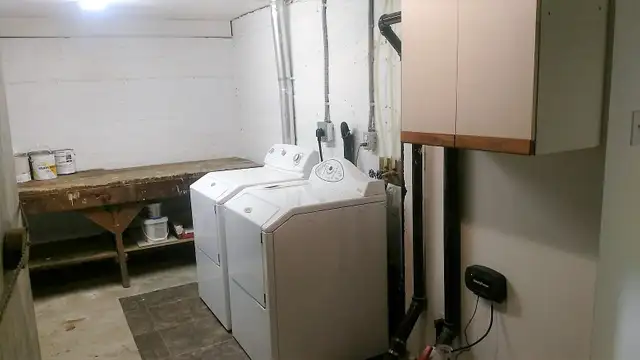 2 bdr main floor with large yard - 2 blocks from downtown - Photo 8