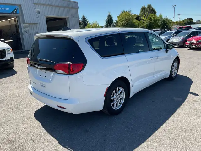 2024 Chrysler Grand Caravan SXT - Photo 3