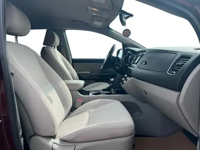 2019 Kia Sedona LX - Photo 13