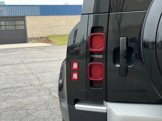 2023 Land Rover Defender 110 S AWD BLACK ON BLACK - Photo 17