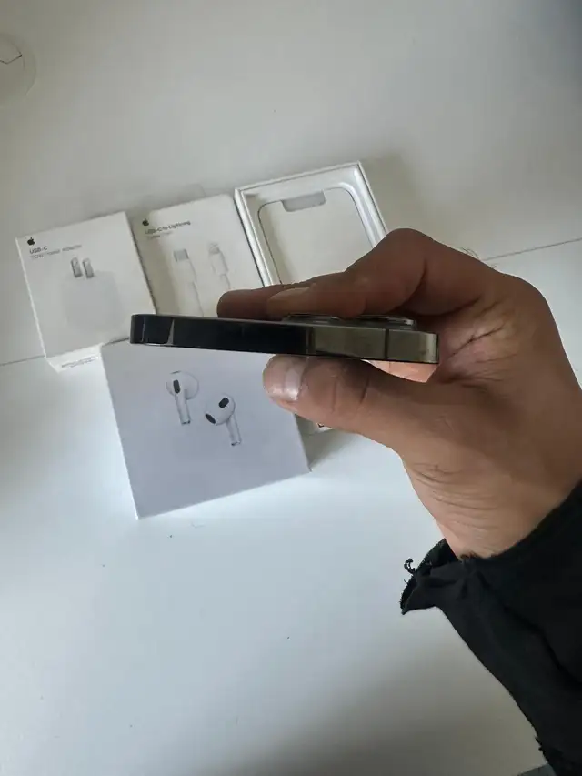 iPhone 13 Pro Max 128GB 76% battery AirPods & Fast Charger - Photo 5