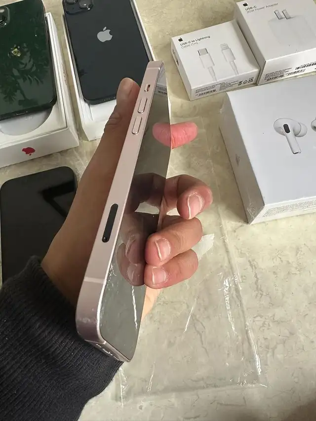 iPhone 13 128gb Pink with minor scuffs Airpods/Adapter/Deliver - Photo 2