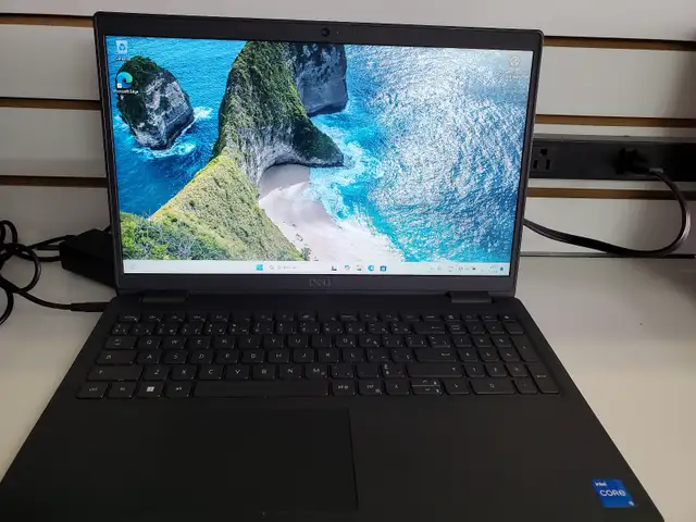 Laptop Dell 3520,i5 11ème gén,16GB,256GB,Windows 11