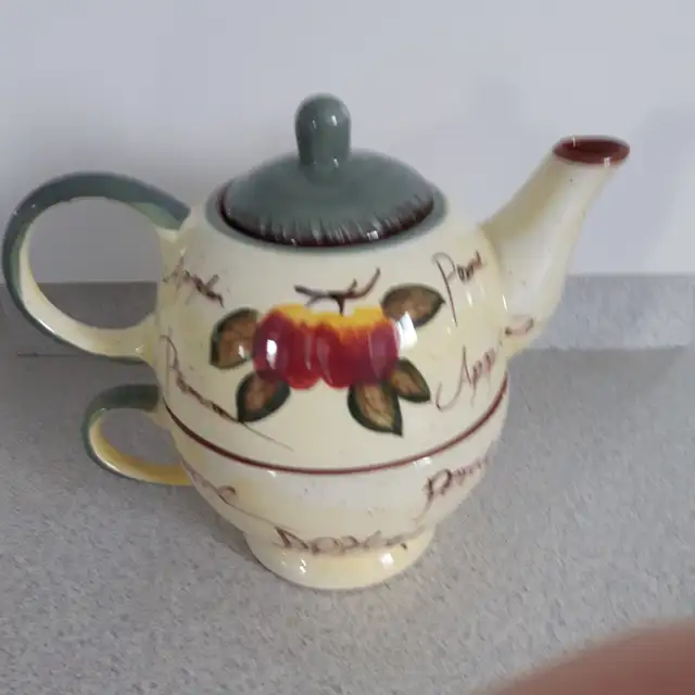 SET NEUF EN PORCELAINE: THÉIÈRE 4'HAU TASSE 3'HAU: $15.00 LE SET