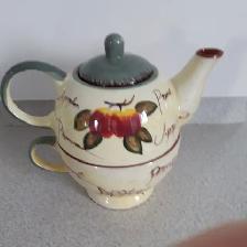 SET NEUF EN PORCELAINE: THÉIÈRE 4'HAU TASSE 3'HAU: $15.00 LE SET
