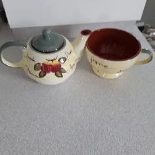 SET NEUF EN PORCELAINE: THÉIÈRE 4'HAU TASSE 3'HAU: $15.00 LE SET - Photo 2