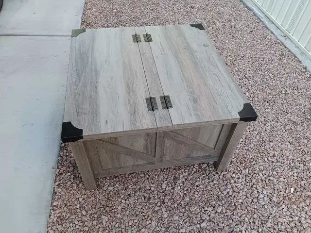 Coffee table W/ Storage