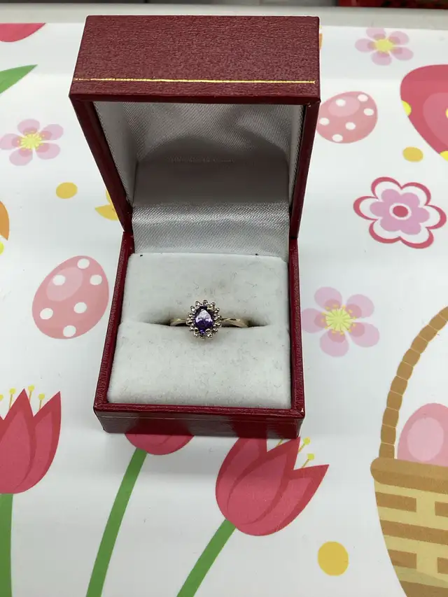 bague en or à pierre violette