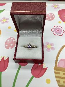 bague en or à pierre violette