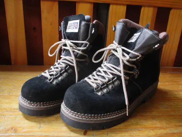 Hiking boots, suede, new, mint, black . size 9 - 10