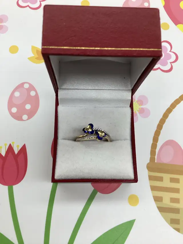 bague en or à fleurs bleues