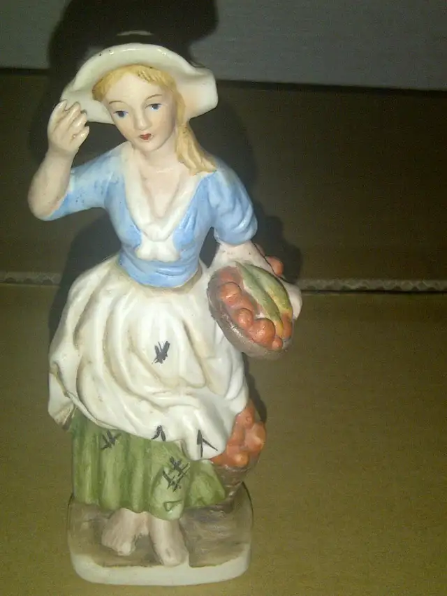BELLE FIGURINE NEUVE DE LA CORÉE 6'HAUT EN PORCELAINE: $15.00