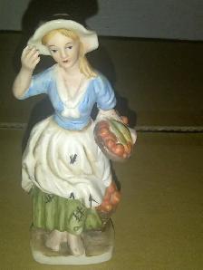 BELLE FIGURINE NEUVE DE LA CORÉE 6'HAUT EN PORCELAINE: $15.00