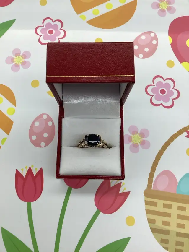 bague en or avec pierre noire