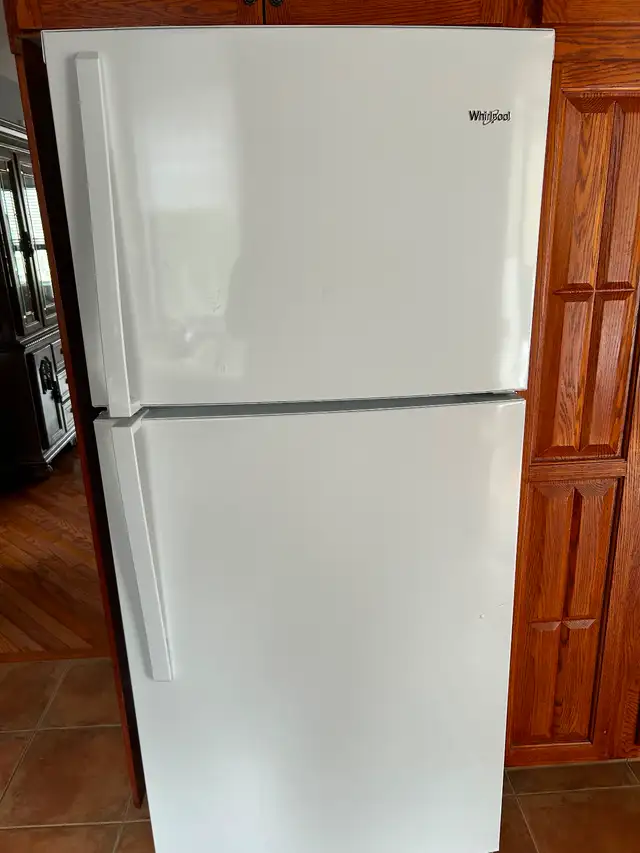 Frigidaire blanc KENMORE à vendre en très bon état.